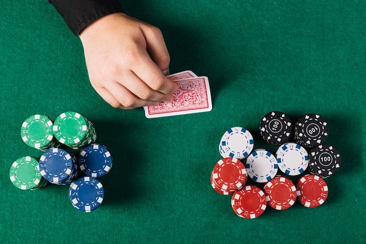 Pengguna membaca promosi 123full dengan teliti